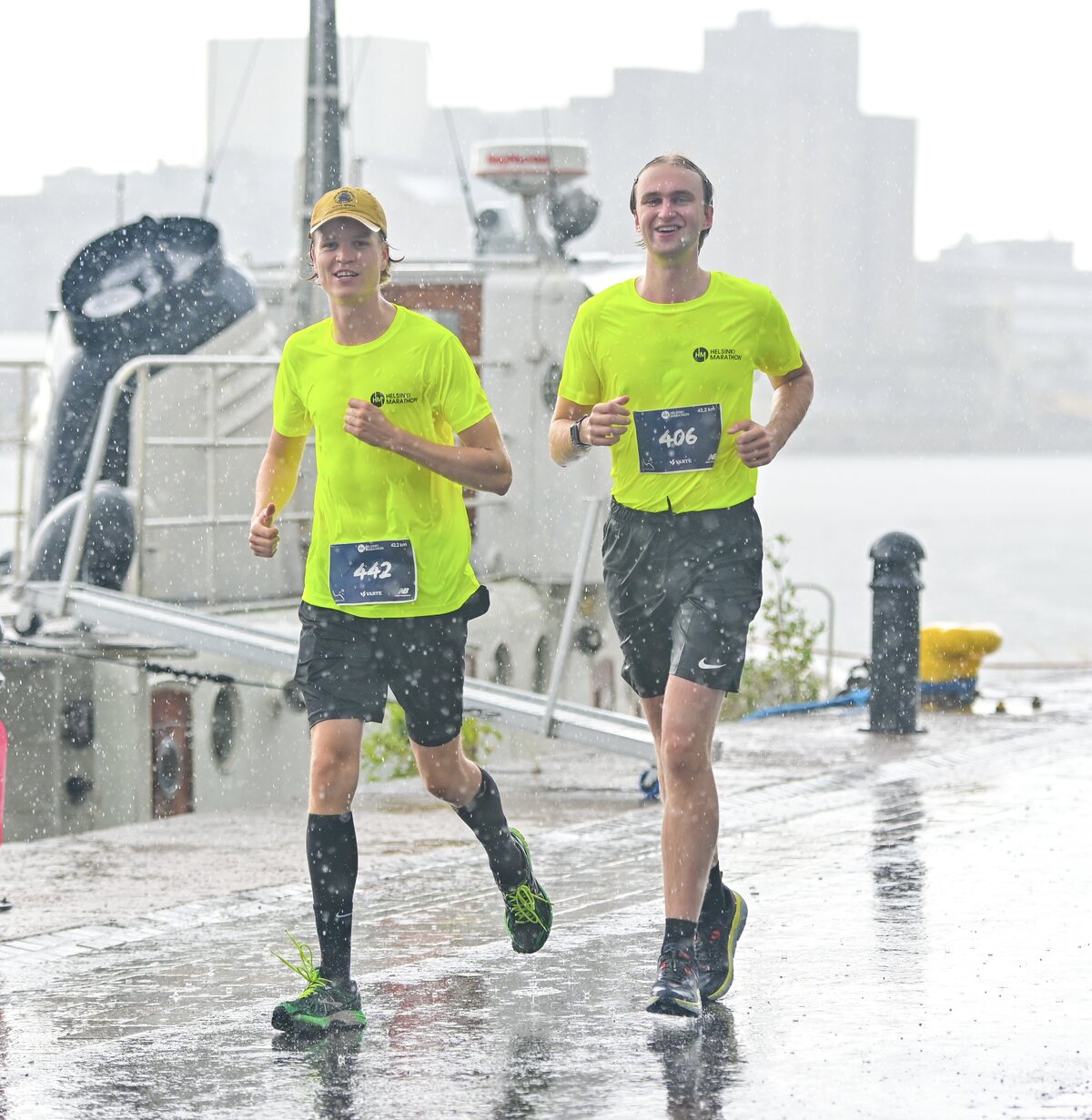 Maximilian ja Juhani juoksemassa Helsinki Marathonia sateessa.